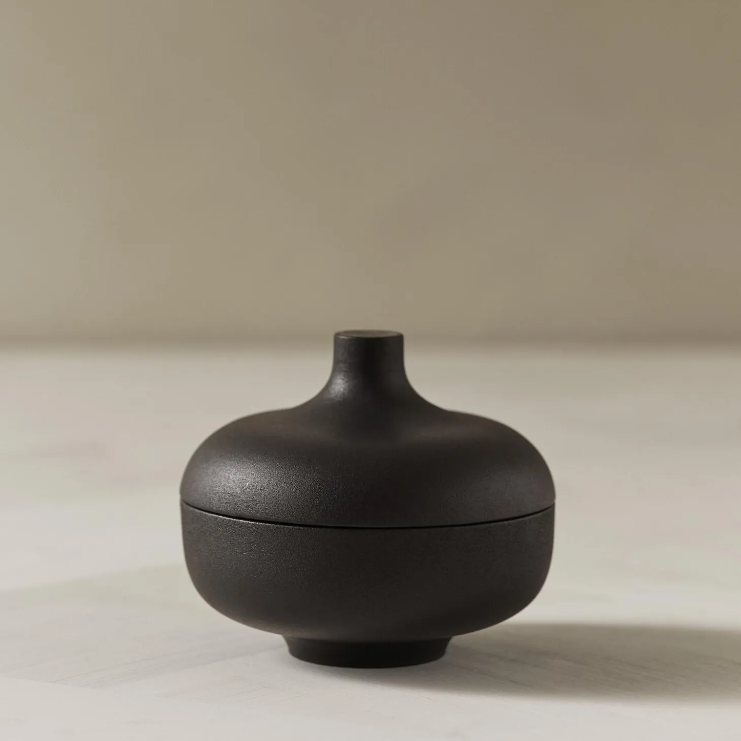 Sand Secrets Medium Bowl, black clay